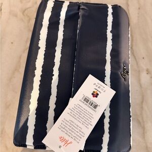 Lug Navy and White Pill case